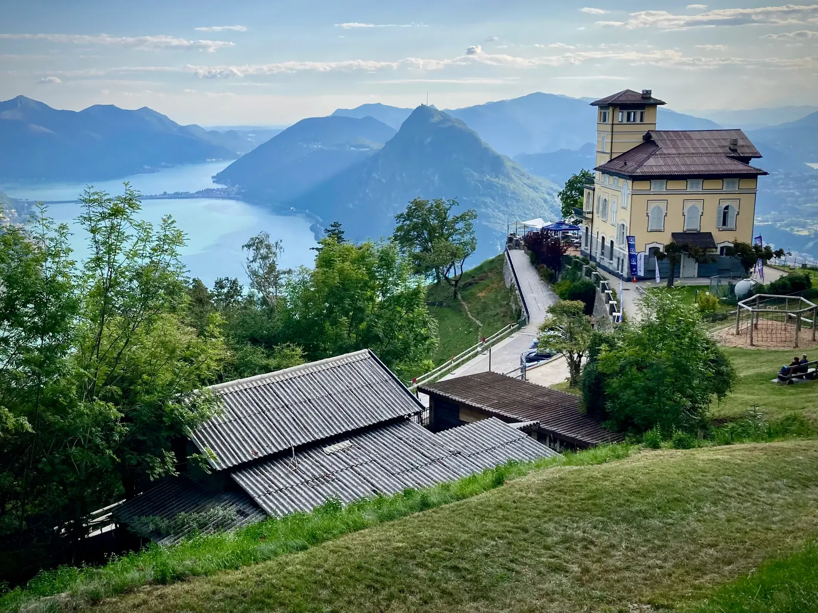 Ein Haus am Hang mit Blick auf den Luganersee